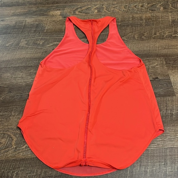 Women’s athletic tank with detailed back - Picture 2 of 3